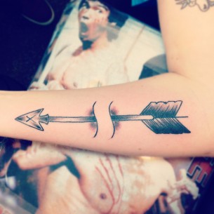 Фото и значение татуировки Стрела. Стрелы. Minimal-arrow-tattoo-305x305